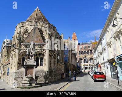 Die Heilige Dreifaltigkeitskirche im gotischen Revival-Stil, erbaut 1857 vom Architekten Samuel S. Teulon & the Drinking Fountain (1861), Hastings, Großbritannien Stockfoto