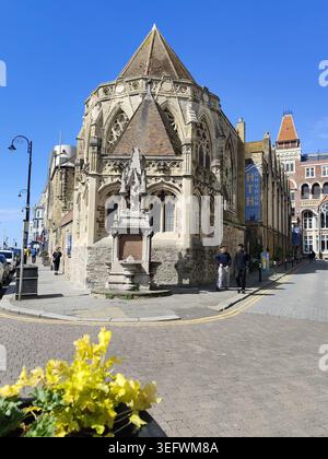 Die Heilige Dreifaltigkeitskirche im gotischen Revival-Stil, erbaut 1857 vom Architekten Samuel S. Teulon & the Drinking Fountain (1861), Hastings, Großbritannien Stockfoto