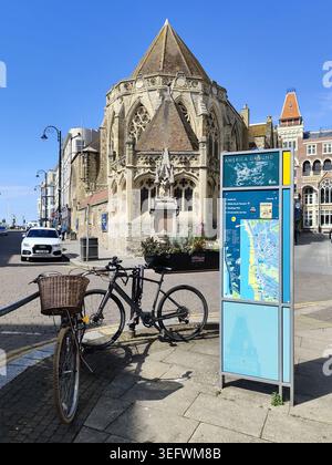 Die Heilige Dreifaltigkeitskirche im gotischen Revival-Stil, erbaut 1857 vom Architekten Samuel S. Teulon & the Drinking Fountain (1861), Hastings, Großbritannien Stockfoto