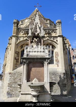 Die Heilige Dreifaltigkeitskirche im gotischen Revival-Stil, erbaut 1857 vom Architekten Samuel S. Teulon & the Drinking Fountain (1861), Hastings, Großbritannien Stockfoto