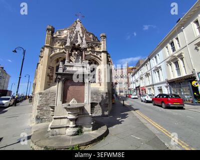 Die Heilige Dreifaltigkeitskirche im gotischen Revival-Stil, erbaut 1857 vom Architekten Samuel S. Teulon & the Drinking Fountain (1861), Hastings, Großbritannien Stockfoto