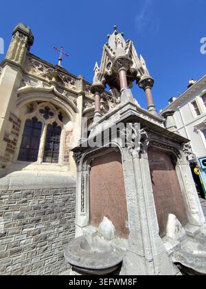 Die Heilige Dreifaltigkeitskirche im gotischen Revival-Stil, erbaut 1857 vom Architekten Samuel S. Teulon & the Drinking Fountain (1861), Hastings, Großbritannien Stockfoto