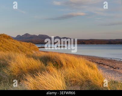 Sonnenuntergang am Strand, Big Sand in der Nähe von Gairloch, Schottland Stockfoto