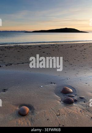Sonnenuntergang über Caolas beag, Longa von Big Sand in der Nähe von Gairloch, Schottland Stockfoto