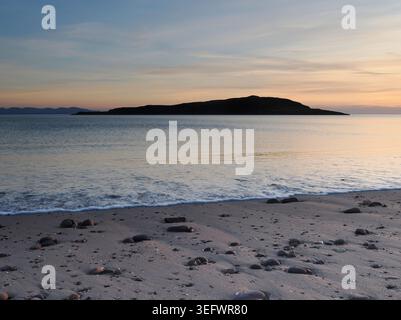Sonnenuntergang über Caolas beag, Longa von Big Sand in der Nähe von Gairloch, Schottland Stockfoto