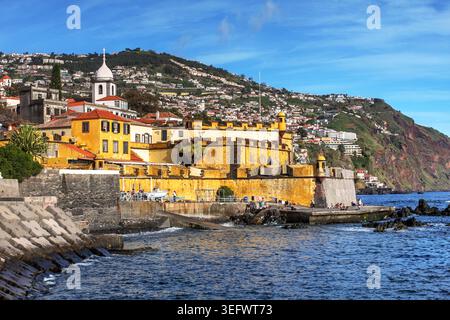 Gelb gemaltes Fort von San Tiago in der Altstadt (Zona Velha) von Funchal auf der Insel Madeira, Portugal Stockfoto