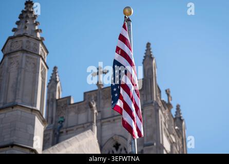 Eine amerikanische Flagge fliegt am 25. Februar 2025 kopfüber vor der St. Sabina Church in Chicago. Die Kirche zeigte die umgekehrte Flagge als Protest gegen die Trump-Regierung, während Barbara Gervin-Hawkins später am 10. August 2025 in der Kirche sprach. (Foto: E. Jason Wambsgans/Tampa Bay Times/TNS/SIPA USA) Stockfoto
