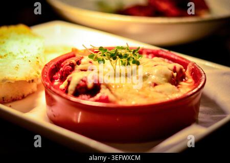 Fleischbällchen mit Tomatensauce, Kräutern und Mozzarella. Authentisches Shot vom Restaurant. Stockfoto