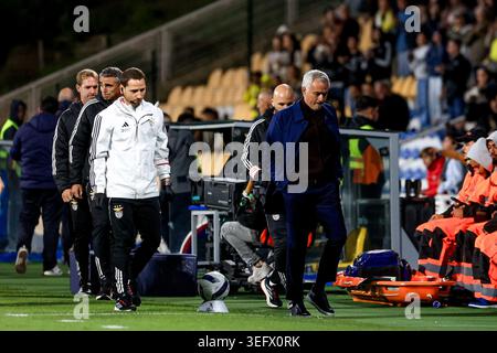 Lissabon, Portugal. Mai 2026. Estadio Antonio Coimbra da Mota José Mourinho Cheftrainer von SL Benfica reagiert am 16. Mai 2026 in Estoril, Portugal, beim Spiel der Primeira Liga zwischen GD Estoril Praia und SL Benfica im Estadio Antonio Coimbra da Mota. Liga Portugal Betclic - GD Estoril Praia vs SL Benfica (Valter Gouveia/SPP) Credit: SPP Sport Pressefoto. /Alamy Live News Stockfoto
