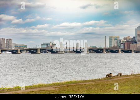 Auf der Longfellow Bridge über den Charles River in der Nähe der Innenstadt von Boston, Mass, rumpelt ein Pendlerzug. Stockfoto