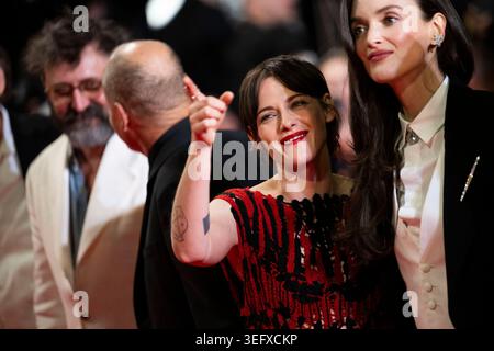 Cannes, Frankreich. Mai 2026. Die US-Schauspielerin Kristen Stewart kommt am 16. Mai 2026 zur Vorführung des Films „Full Phil“ bei der 79. Ausgabe der Filmfestspiele in Cannes, Südfrankreich. Foto: Eliot Blondet/ABACAPRESS.COM Credit: Abaca Press/Alamy Live News Stockfoto