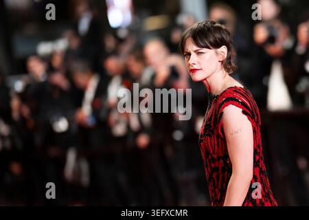 Cannes, Frankreich. Mai 2026. Die US-Schauspielerin Kristen Stewart kommt am 16. Mai 2026 zur Vorführung des Films „Full Phil“ bei der 79. Ausgabe der Filmfestspiele in Cannes, Südfrankreich. Foto: Eliot Blondet/ABACAPRESS.COM Credit: Abaca Press/Alamy Live News Stockfoto