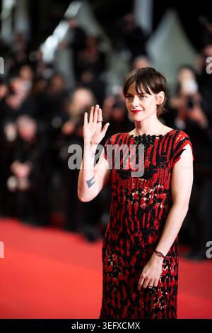 Cannes, Frankreich. Mai 2026. Die US-Schauspielerin Kristen Stewart kommt am 16. Mai 2026 zur Vorführung des Films „Full Phil“ bei der 79. Ausgabe der Filmfestspiele in Cannes, Südfrankreich. Foto: Eliot Blondet/ABACAPRESS.COM Credit: Abaca Press/Alamy Live News Stockfoto