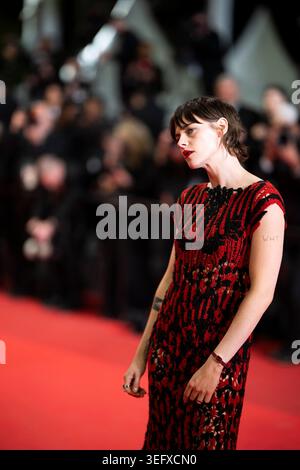 Cannes, Frankreich. Mai 2026. Die US-Schauspielerin Kristen Stewart kommt am 16. Mai 2026 zur Vorführung des Films „Full Phil“ bei der 79. Ausgabe der Filmfestspiele in Cannes, Südfrankreich. Foto: Eliot Blondet/ABACAPRESS.COM Credit: Abaca Press/Alamy Live News Stockfoto