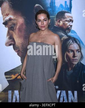 15. Mai 2026, New York, NY, Vereinigte Staaten: Sienna Miller besucht die Weltpremiere von Amazon MGM Studios Tom Clancy's Jack Ryan: Ghost war. Am Regal Times Square in New York. Photo Image Press/Zuma Press 15. Mai 2026. (Credit Image: © Photo Image Press via ZUMA Press Wire) NUR REDAKTIONELLE VERWENDUNG! Nicht für kommerzielle ZWECKE! Stockfoto