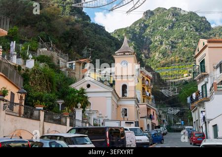 Die Stadt Cetara, ein kleines Fischerdorf an der Amalfiküste. Kampanien, Italien, Europa. Stockfoto