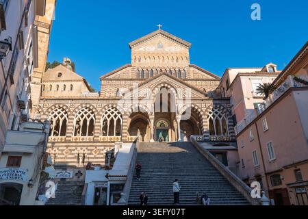 Die Kathedrale von Amalfi, auch bekannt als Cattedrale di Sant'Andrea, eine Kirche aus dem 9. Jahrhundert im Herzen von Amalfi. Kampanien, Italien, Europa. Stockfoto