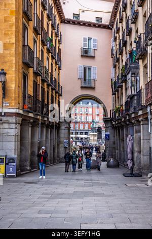 14. März 2025, Madrid, Spanien: Einer der Eingänge zum Plaza Mayor in Madrid, Spanien Stockfoto