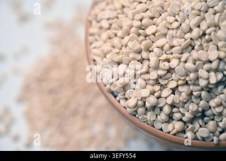 Geteiltes Urad Dal in Löffel, angewinkeltes Draufsicht-Makrofoto mit Negativraum und weicher Unschärfe-Backgrounda Stockfoto