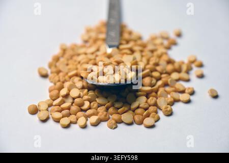 Split Chana Dal angewinkelte Draufsicht-Textur auf weißem Defocus-Hintergrund Makrofotografie Stockfoto
