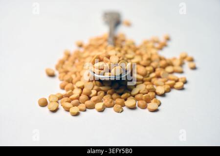 Split Chana Dal angewinkelte Draufsicht-Textur auf weißem Defocus-Hintergrund Makrofotografie Stockfoto