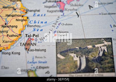 Okinawa Japan Map Location – verschwommener World Atlas Hintergrund mit weichen Ansichten der tropischen Inselregion Stockfoto