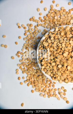 Split Chana Dal in Bowl Draufsicht Textur mit Defocus Hintergründen Makrofotografie Stockfoto