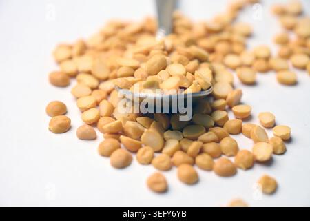 Split Chana Dal angewinkelte Draufsicht-Textur auf weißem Defocus-Hintergrund Makrofotografie Stockfoto