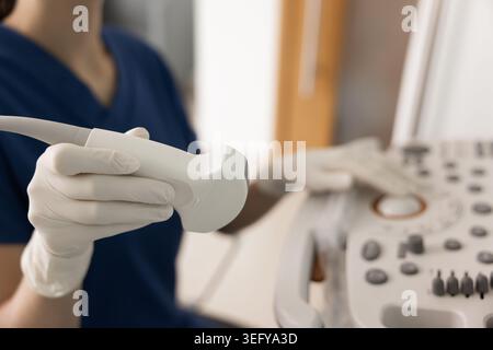 Nahaufnahme einer ärztlichen Sonographin-Fachärztin, die einen Schallkopf hält Stockfoto