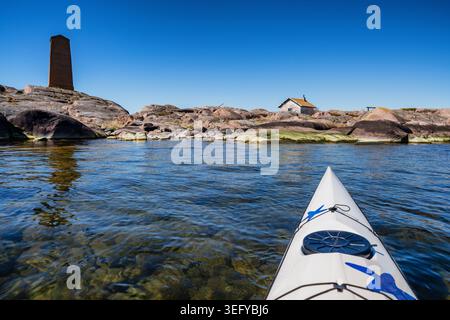 Ein altes Leuchtfeuer und eine Wildnishütte auf einer kleinen Insel namens Segelskär in Tammisaari, Finnland Stockfoto