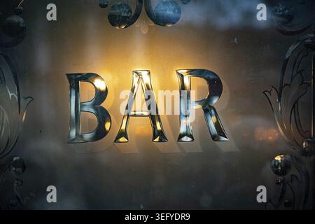 Ein britisches Pub-Fenster mit dem Wort Bar, vor einem traditionellen Londoner Pub, Großbritannien Stockfoto