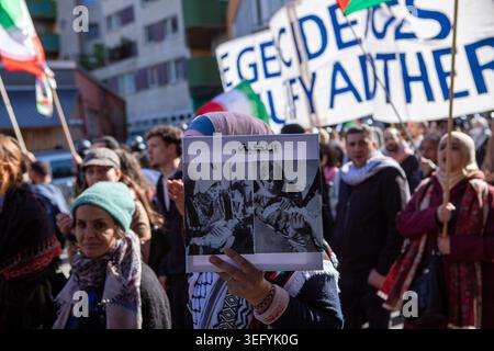 Berlin, Berlin, Deutschland. Mai 2026. Demonstranten marschieren in Berlin während der Gedenkfeier von Nakba 78. Ein Demonstrant trägt ein handgefertigtes Schild mit Bildern der Nakba von 1948. (Kreditbild: © Maria Castro/ZUMA Press Wire) NUR REDAKTIONELLE VERWENDUNG! Nicht für kommerzielle ZWECKE! Stockfoto