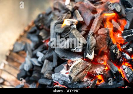 Glühende Heiße Holzkohle Nahaufnahme, Barbecue Ignition Topshot Stockfoto