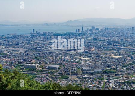 Großer Panoramablick auf Fukuoka City, Stadtviertel, Berge und Hakata Bay in Japan, fotografiert von einem erhöhten Aussichtspunkt in einer horizontalen L Stockfoto