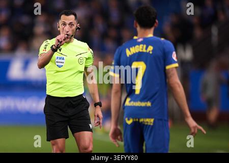 Schiedsrichter Jose Maria Sanchez spricht mit Angel Perez von Deportivo Alaves während des LaLiga EA Sports Matches zwischen Deportivo Alaves und FC Barcelona bei ESTA Stockfoto