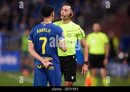 Schiedsrichter Jose Maria Sanchez spricht mit Angel Perez von Deportivo Alaves während des LaLiga EA Sports Matches zwischen Deportivo Alaves und FC Barcelona bei ESTA Stockfoto
