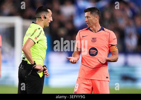 Schiedsrichter Jose Maria Sanchez spricht mit Robert Lewandowski vom FC Barcelona während des LaLiga EA Sports Spiels zwischen Deportivo Alaves und FC Barcelona bei E Stockfoto