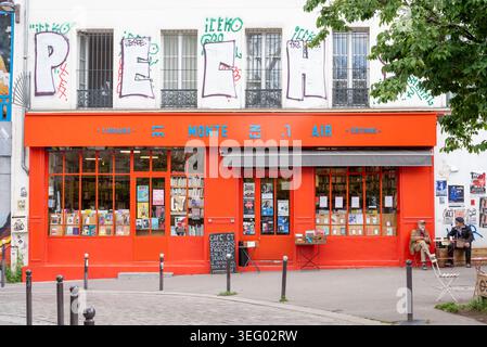 Das Äußere der Buchhandlung "Le monte en l'Air" im 20. Arrondissement von Paris Stockfoto