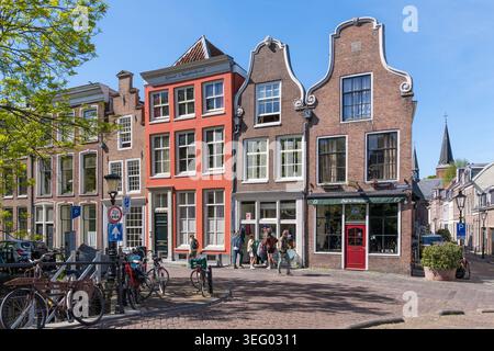 Straßenszene mit Menschen, Fahrrädern und traditionellen Kanalhäusern entlang Oudegracht von Geertebrug im Stadtzentrum von Utrecht, Niederlande Stockfoto
