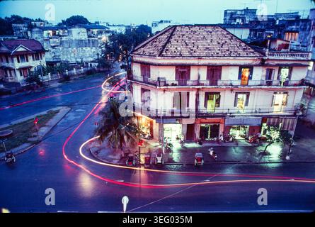 Phnom Penh, Kambodscha: Spuren von Motorrädern auf den ruhigen Straßen der Hauptstadt, 1987. Stockfoto