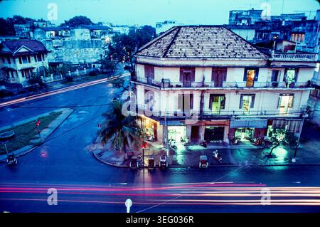 Phnom Penh, Kambodscha: Spuren von Motorrädern auf den ruhigen Straßen der Hauptstadt, 1987. Stockfoto