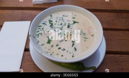 Kuttensuppe auf Holztisch mit Serviette Stockfoto