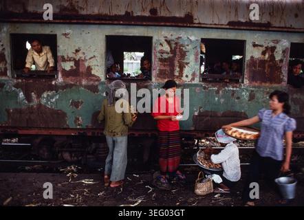Kambodscha; Straßenhändler am Bahnhof Phnom Penh verkaufen Lebensmittel an Zugpassagiere, die kurz vor dem Abflug nach Kompot stehen. 1987 Stockfoto