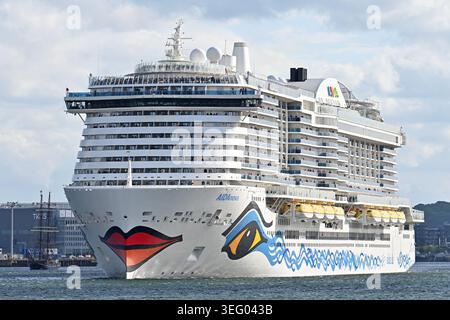 Kreuzfahrtschiff AIDAnova aus Kiel Stockfoto