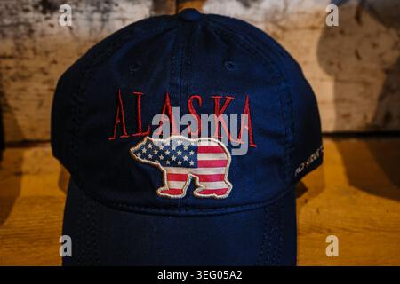 Icy Strait Point, Alaska – 20. September 2025: Nahaufnahme einer blauen Baseballmütze mit Stickerei „Alaska“ und einem Grizzlybären mit US-Flagge Stockfoto