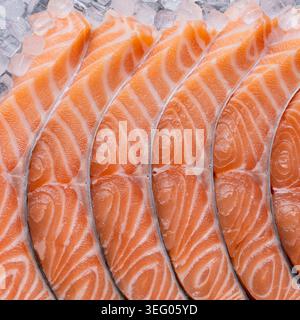 Lachssteaks auf Eis Platz Meeresfrüchte Hintergrund frischer roher Fisch Stockfoto
