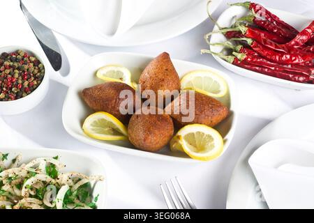 Türkische gefüllte Fleischbällchen auf einem Teller, knusprige Bulgur-Hülle gefüllt mit gewürztem Hackfleisch, traditionelle anatolische Küche Stockfoto