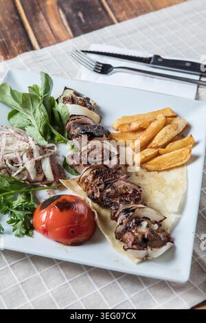 Hausgemachte Fleischbällchen auf einem Teller serviert, saftige gegrillte Fleischbällchen mit goldbrauner Oberfläche, traditionelle türkische Küche und köstliches Komfortessen Stockfoto