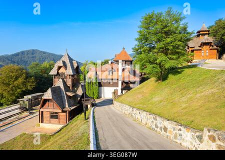 Historische hölzerne Bahnhofsgebäude und ein klassischer Zug auf der Sargan 8 Eisenbahn in Mokra Gora, Serbien Stockfoto