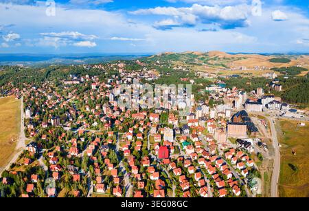 Panoramablick auf die Stadt Zlatibor mit Hotels und Apartments in den Bergen Serbiens Stockfoto